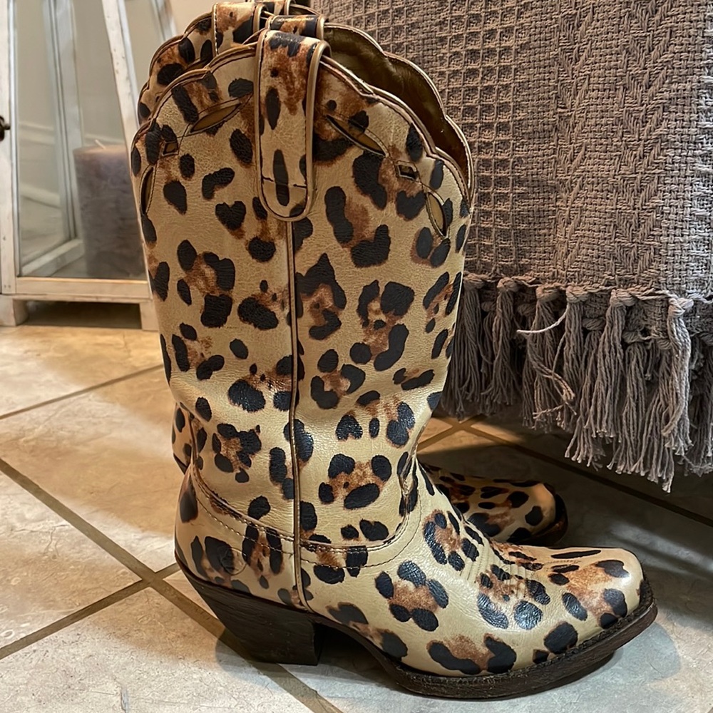 Women’s size 7.5 cheetah print Ariat cowboy boot